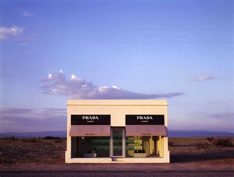 Un finto negozio Prada nel mezzo del deserto del Texas